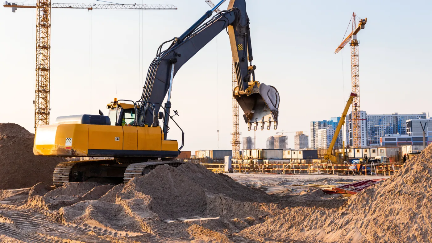 Chantier de construction avec pelle mécanique, représentant les entreprises du secteur de la construction